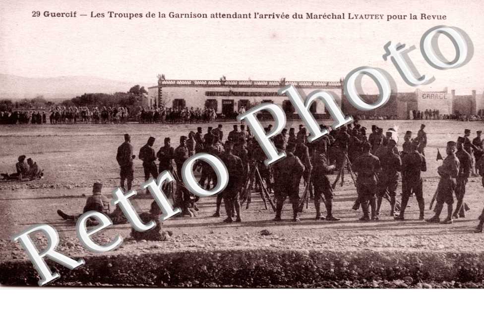 troupes de la garnison attendant l&#039;arrivee du Marechal Lyautey pour la revue