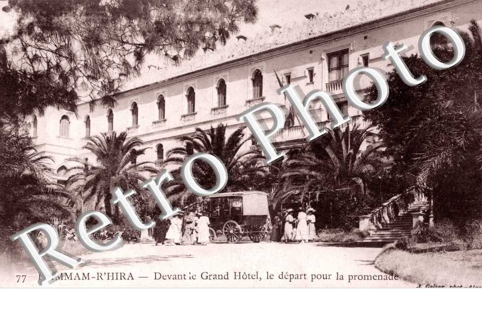 Devant le grand hotel - le depart pour la promenade