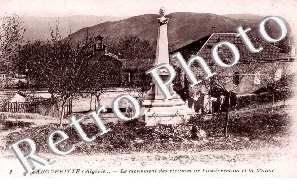 le Monument des Vicitimes de l&#039;Insurrection et la Mairie