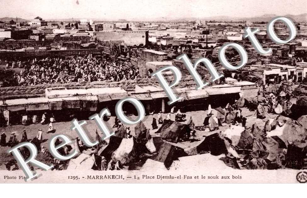 la Place Djemaa-el-Fna et le Souk aux Bois