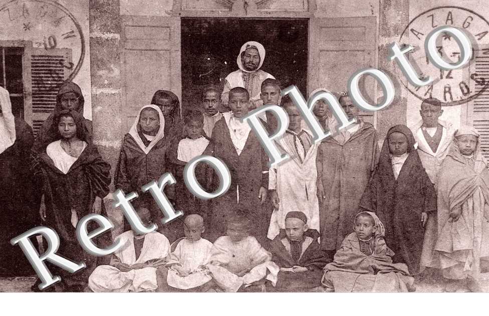 Professeur et eleves de l'Ecole Arabe francaise