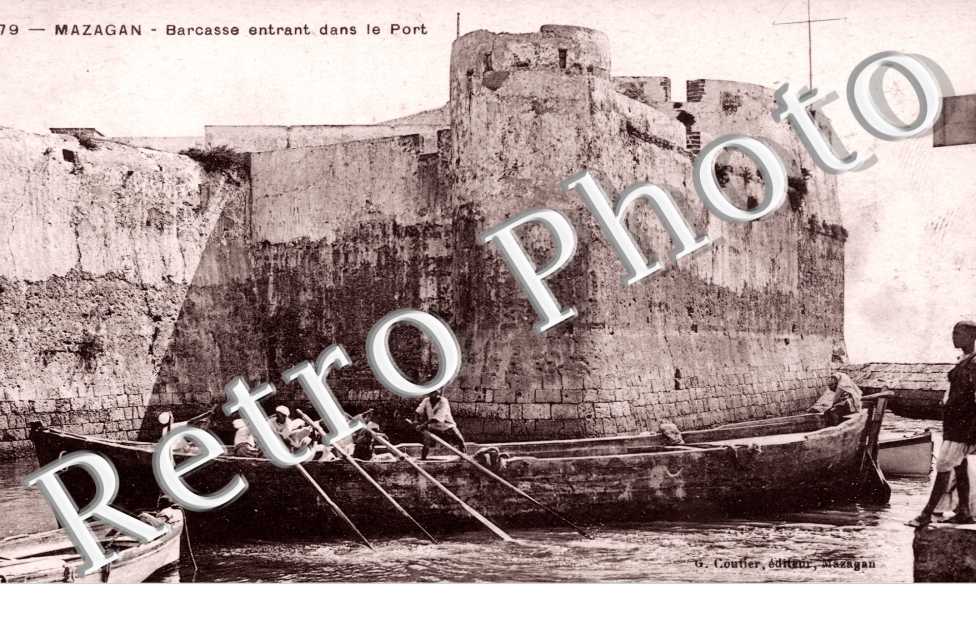 Barcasse entrant dans le Port