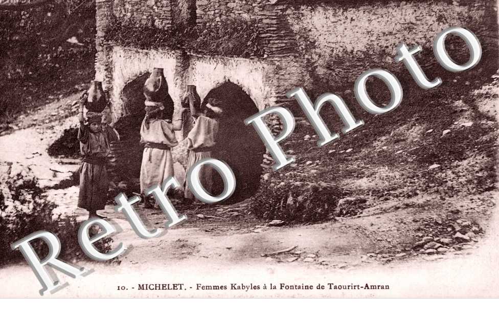 Femmes Kabyles a la fontaine de Taourirt-Amran