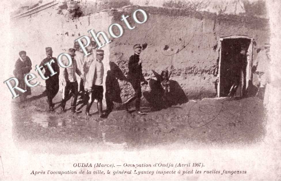 Occupation d&#039;Oudja, General Lyautey inspecte les ruelles