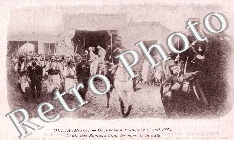 Defile des Zouaves dans les rues de la ville