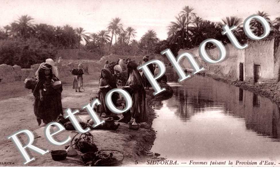 Femmes faisant la Provision d&#039;Eau