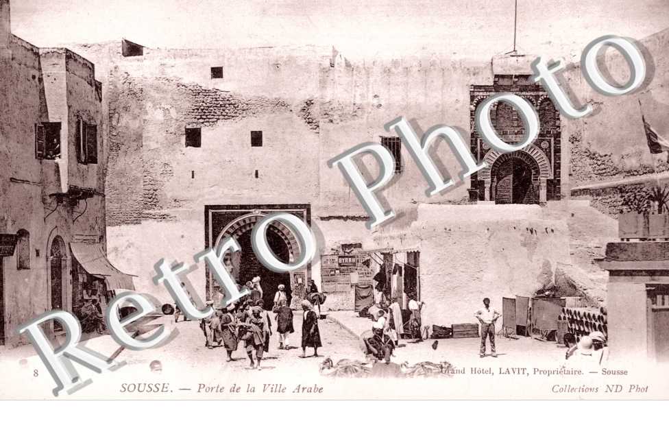 Porte de la ville arabe
