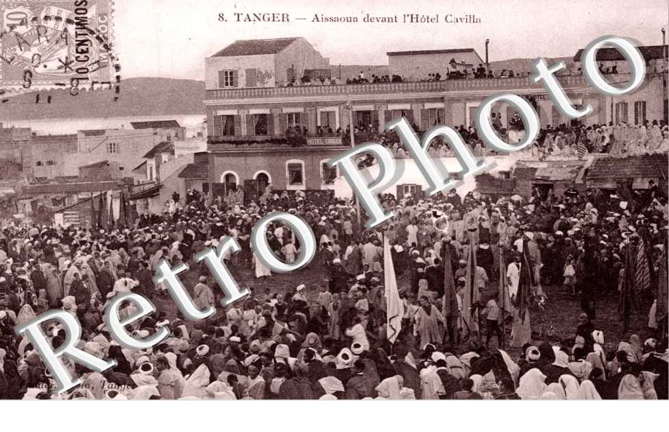 Aissaoua devant l&#039;Hotel Cavilla