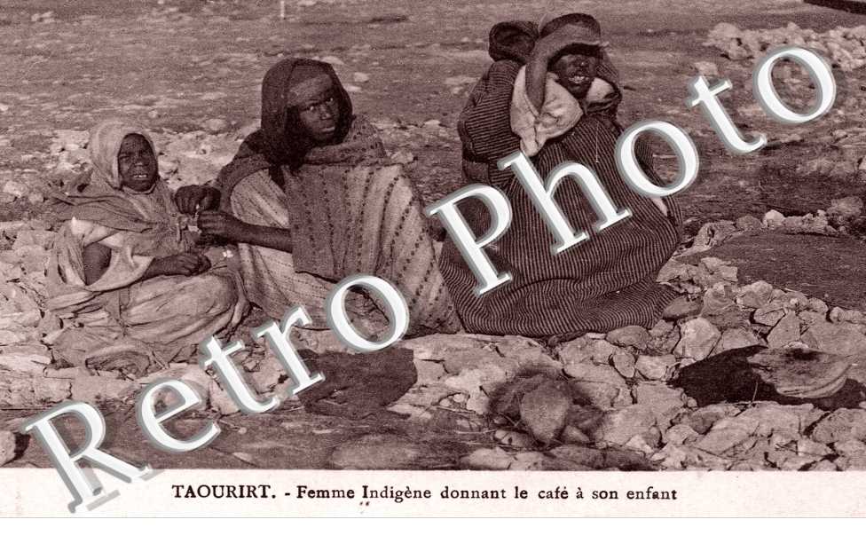 Femme Ingigène donnant le Café à son Enfant