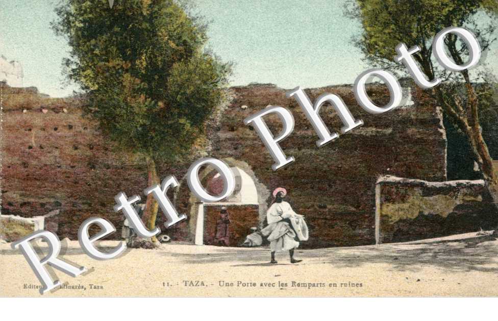 Une porte avec les remparts en ruines