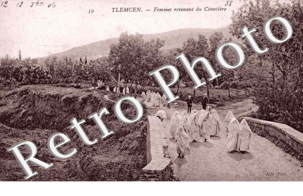 Femmes revenant du Cimetiere
