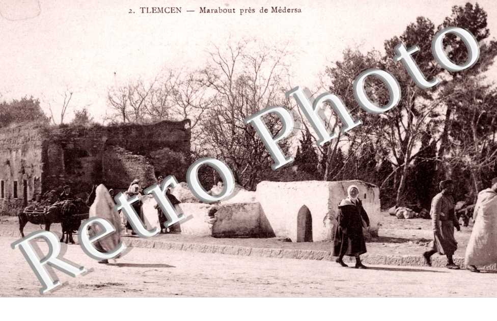 Marabout pres de Medersa