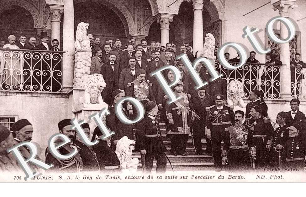 S.A le Bey de Tunis entoure de sa suite sur l'escalier du Bardo