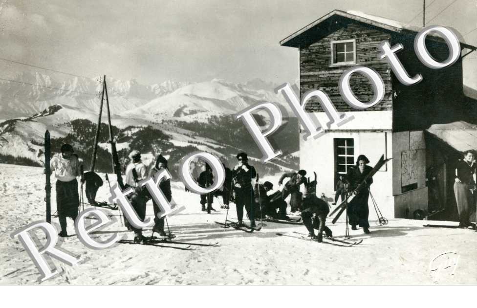 Skieurs a l&#039;arrivee du teleferique de la Croix de Rochebrune  -  fin des annees 50