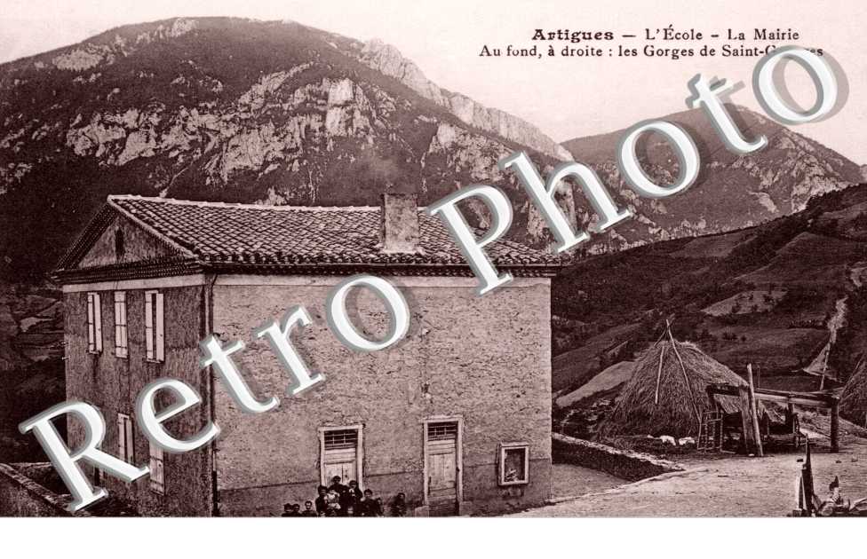 l&#039;ecole la mairie Au fond, a droite : les gorges de Saint-Georges
