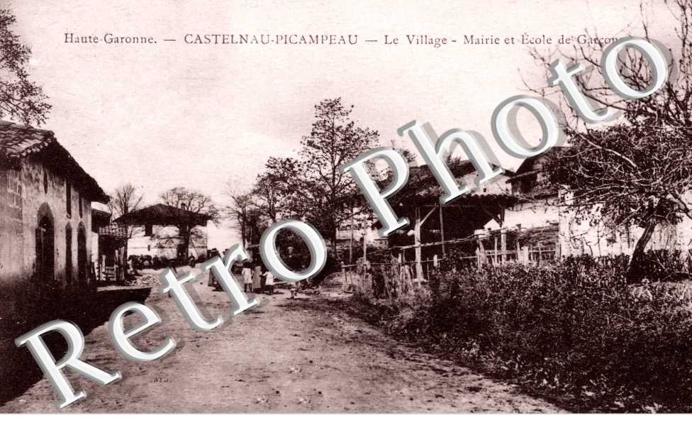 Le Village, Mairie et Ecole de Garcons