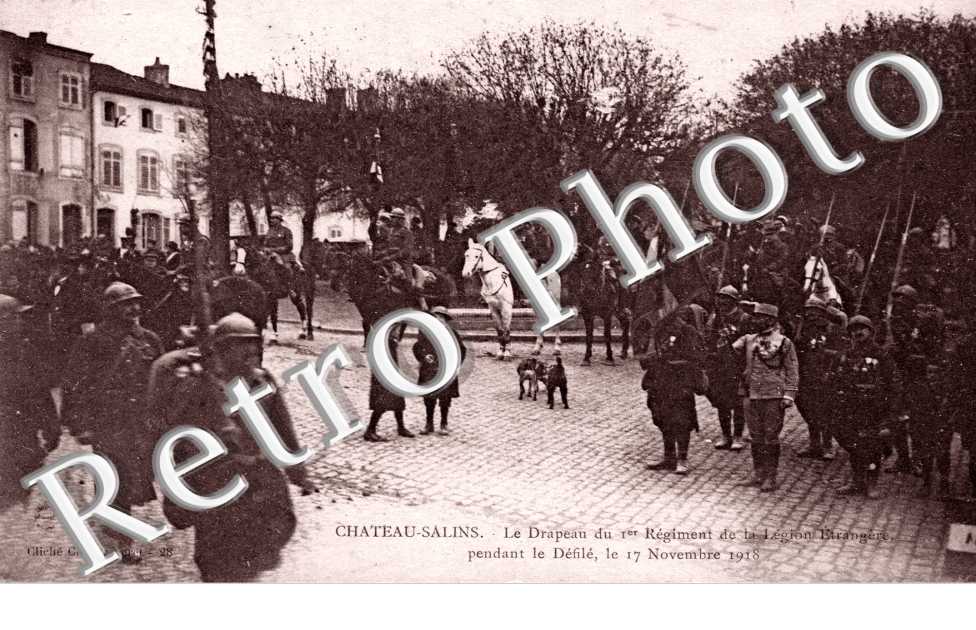 Le drapeau du 1er Regiment de la Legion Etrangere pendant le defile le 17 novembre 1918