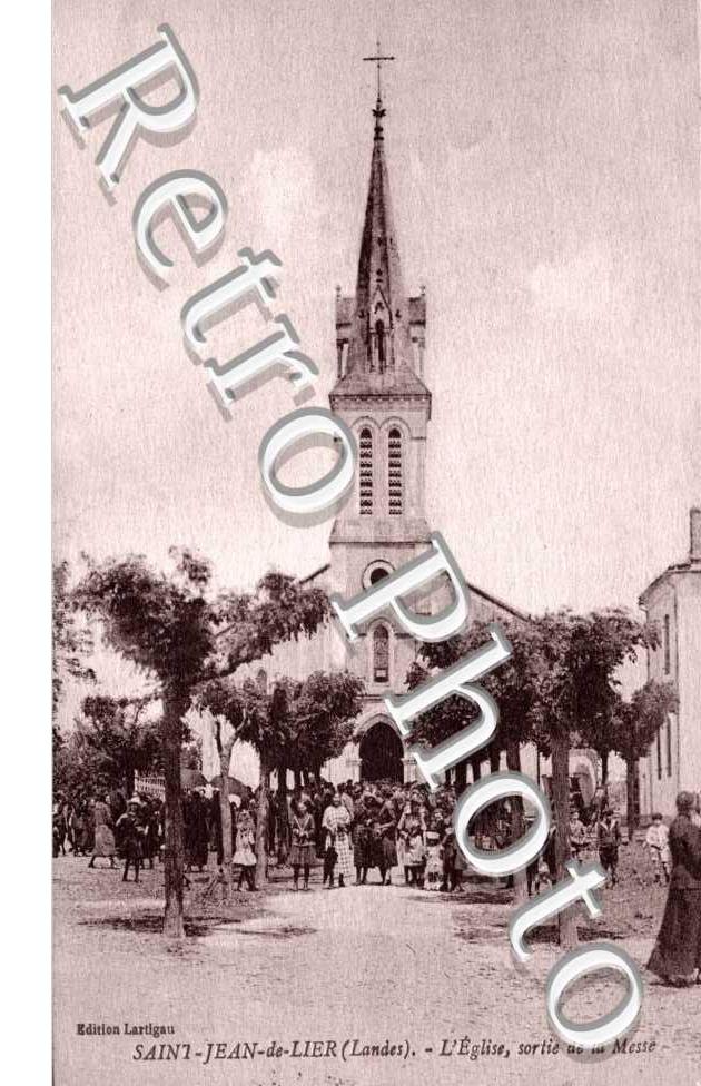 L&#039;eglise - sortie de la messe