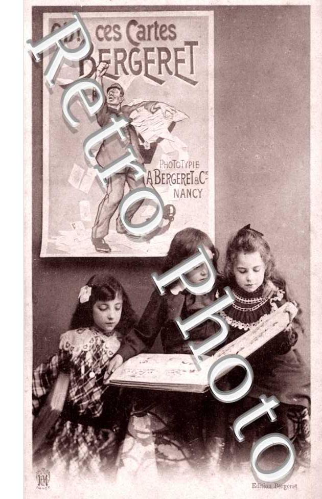 (des enfants regardent les cartes Bergeret)