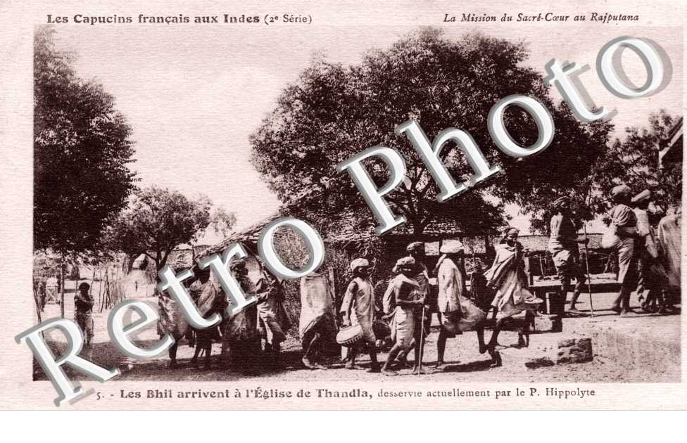 Les Bhil arrivent a l&#039;eglise de Thandla