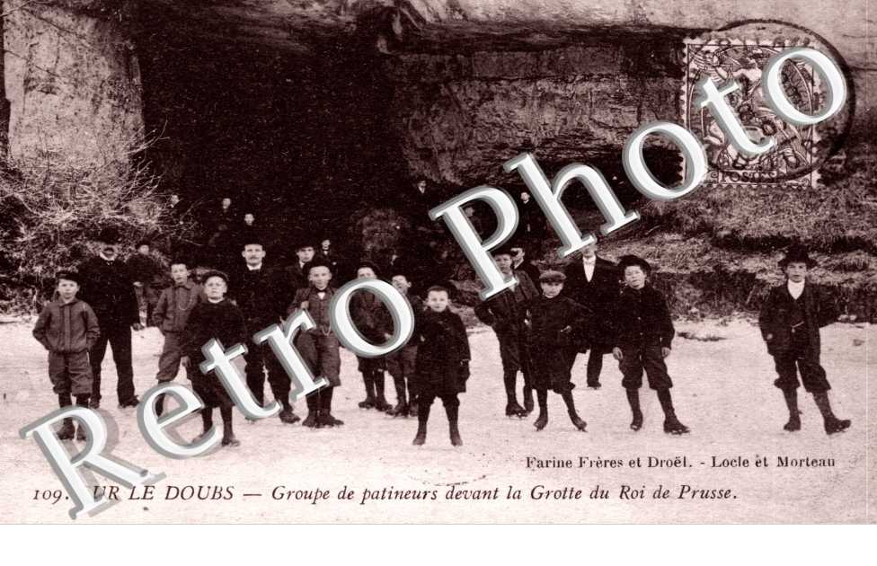 Sur le Doubs  Groupe de patineurs devant la grotte du Roi de Prusse