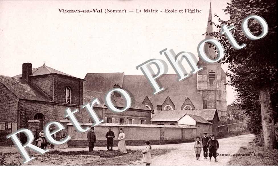 La mairie. Ecole et église