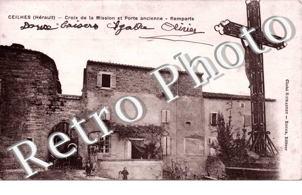 Croix de la mission et porte ancienne