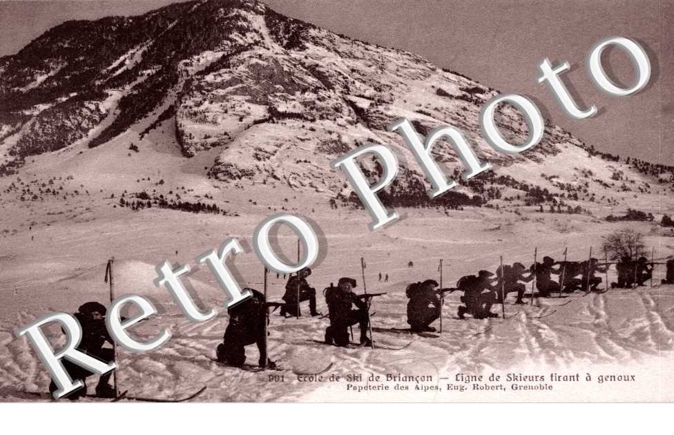 ecole de ski - ligne de skieurs tirant a genoux