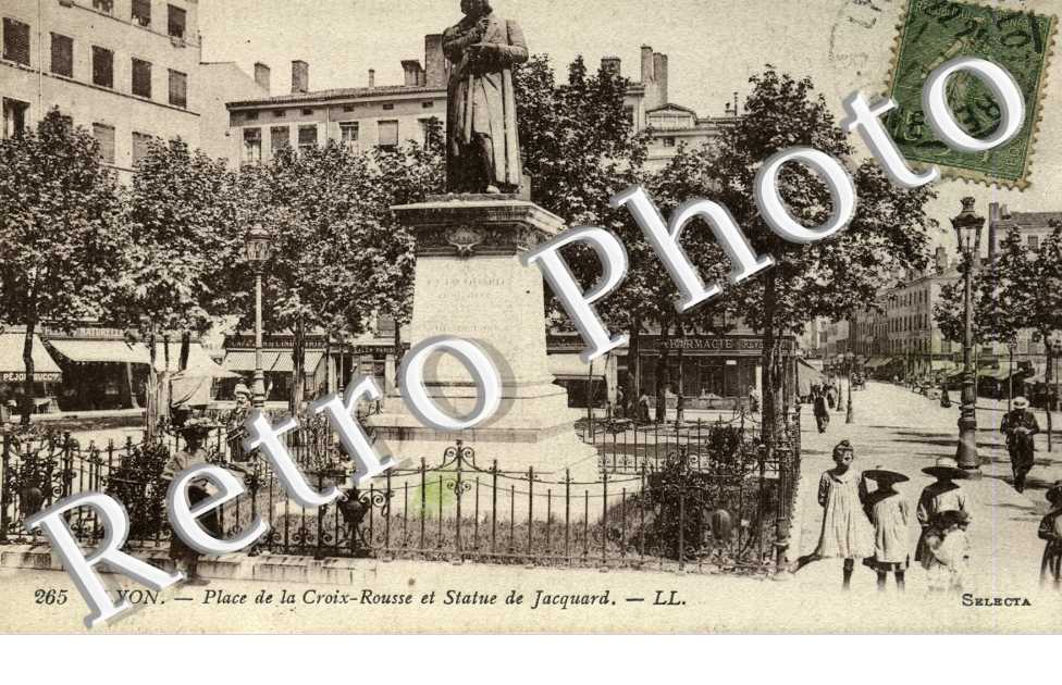 place de la Croix Rousse et statue de Jacquard