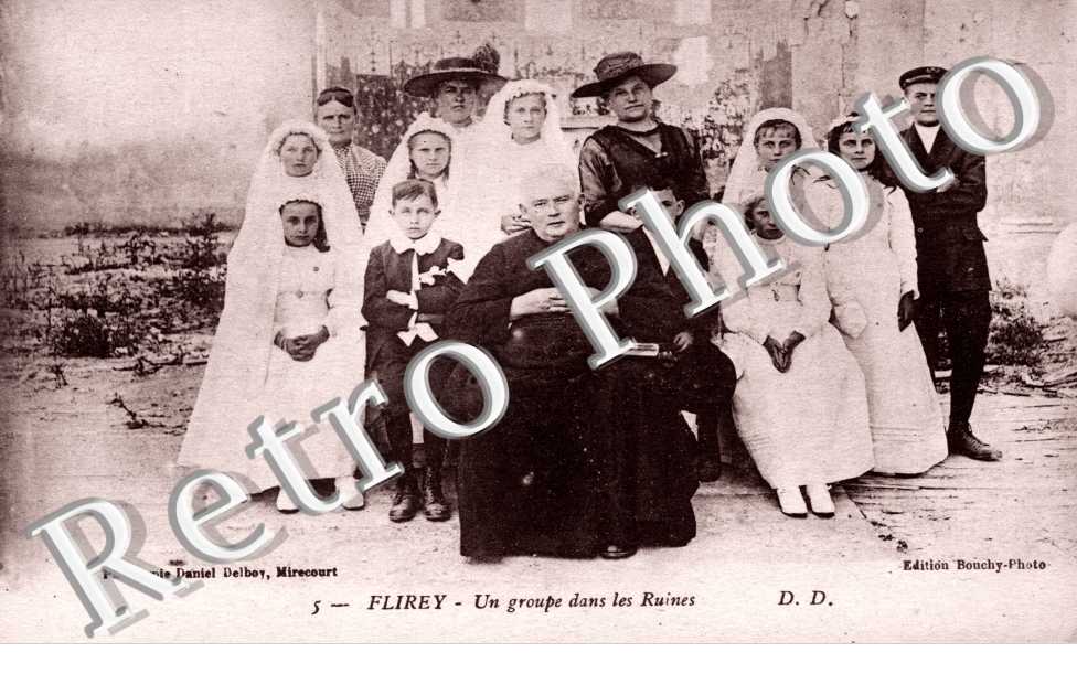 Un groupe dans les ruines