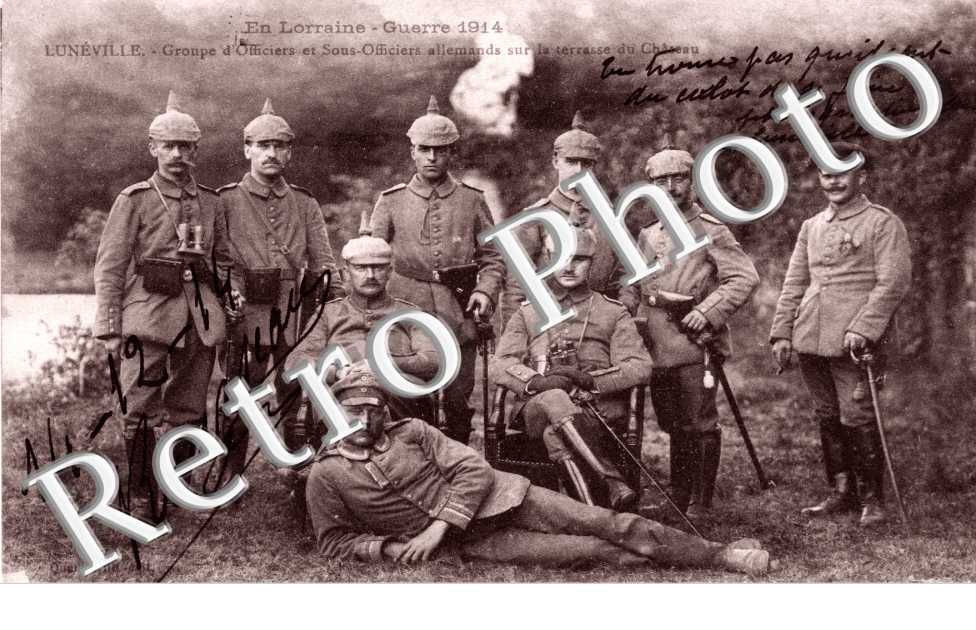 Groupes d'officiers allemands sur la terrasse du chateau