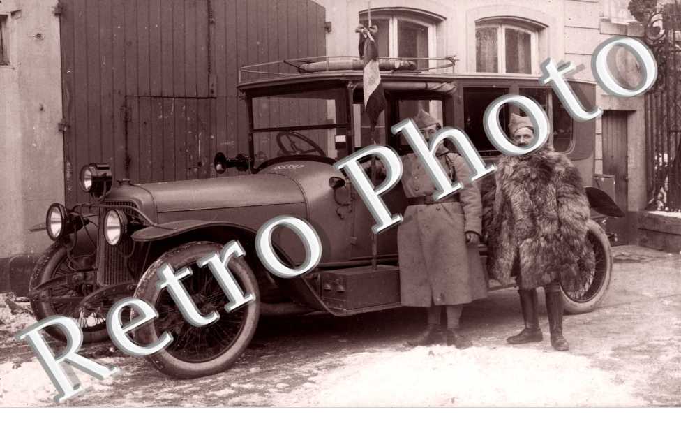 (deux militaires posant pres de l&#039;auto)