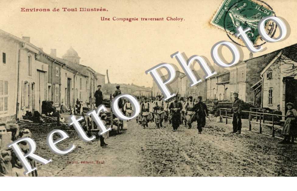 Une compagnie traversant Choloy