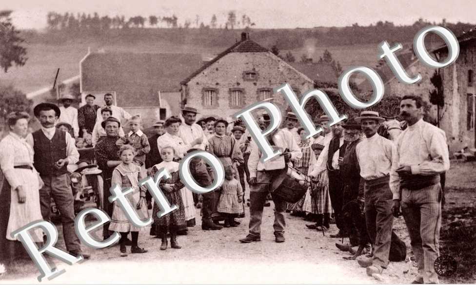 (un groupe de personne et appariteur)