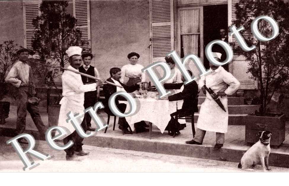 (Personne atablees et cuisiniers)