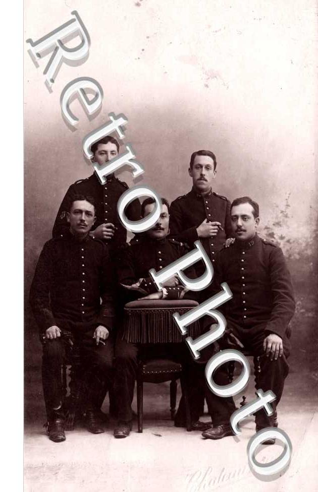 GrOUPE DE MILITAIRES