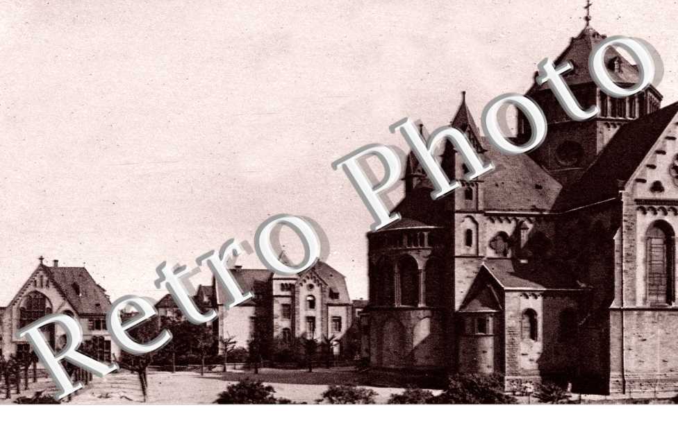place Jeanne d'Arc - abside de l'eglise, presbytere, maison paroissiale