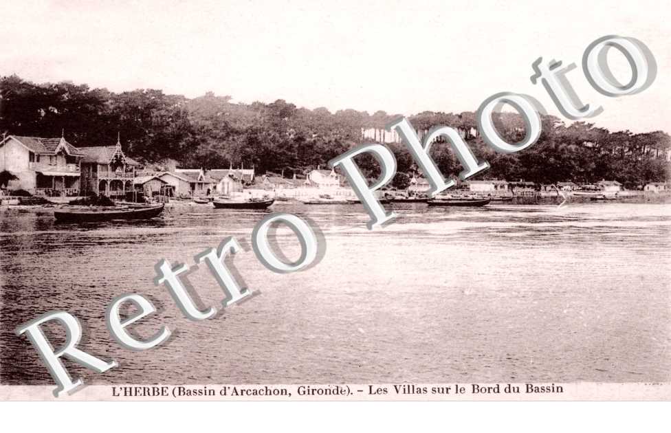 L&#039;Herbe - les villas sur le bord du bassin