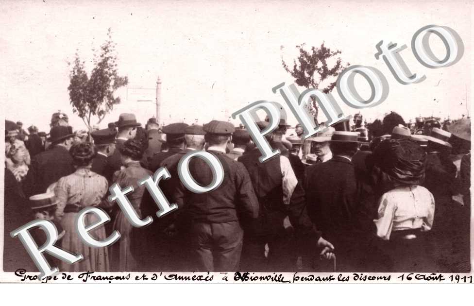 Groupe de Francais et d&#039;annexes pendant les discours du 16 aout 1911