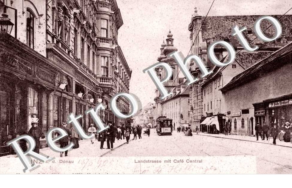 Landstrasse mit Cafe Central