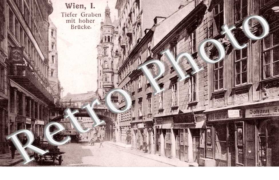 Tiefer Graben mit hoher Brucke