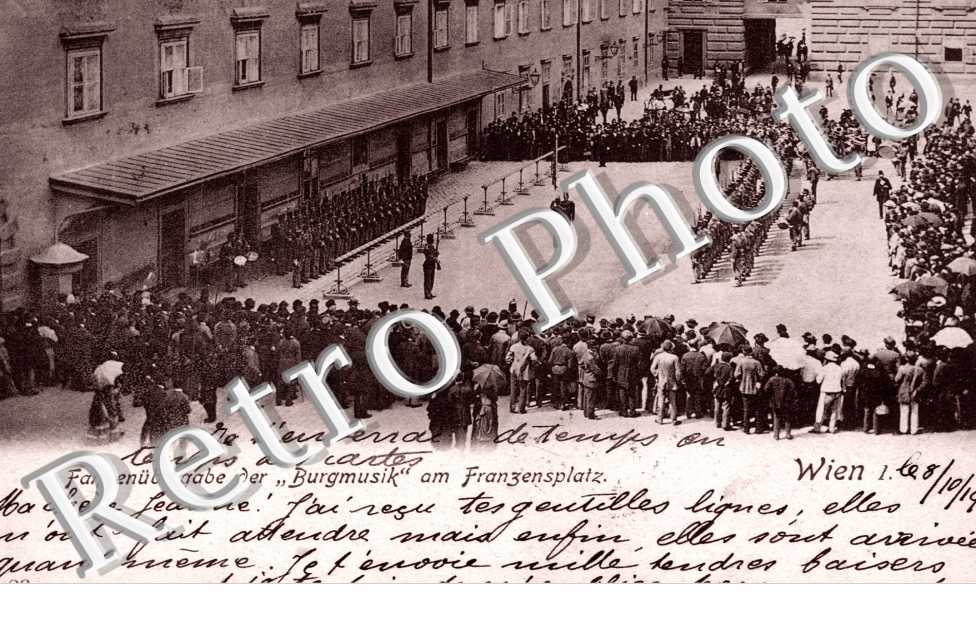 Fahnenubergabe der Burgmusik am Franzensplatz
