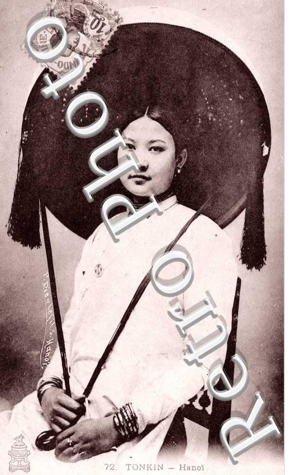 Femme coiffee du Grand Chapeau