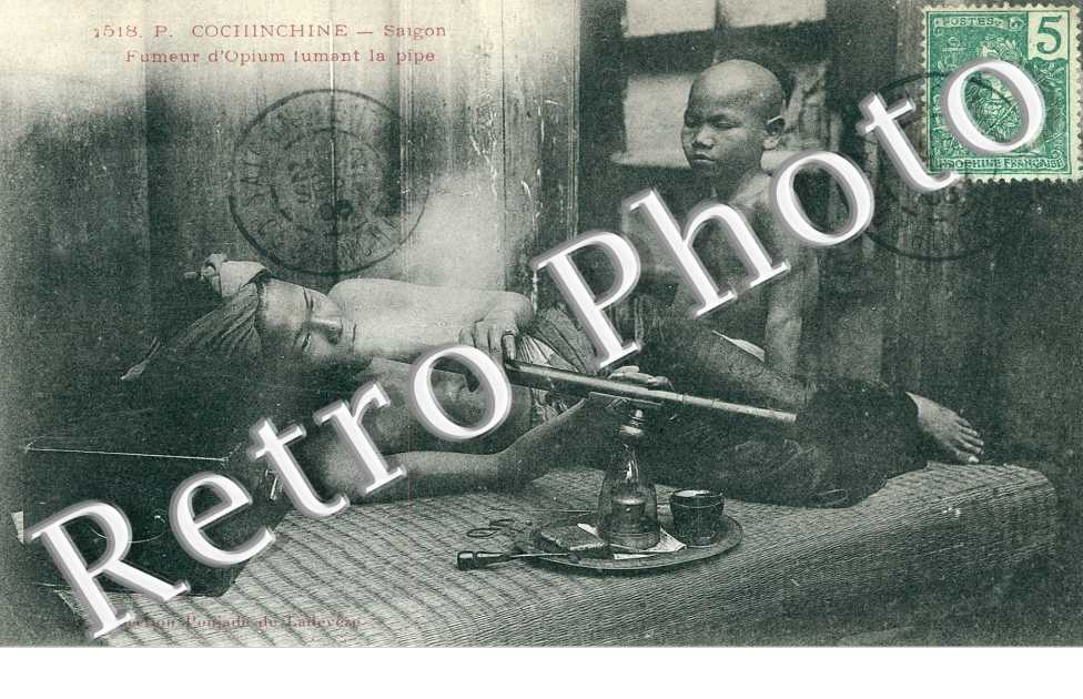 Saigon, Fumeur d'Opium fumant la Pipe