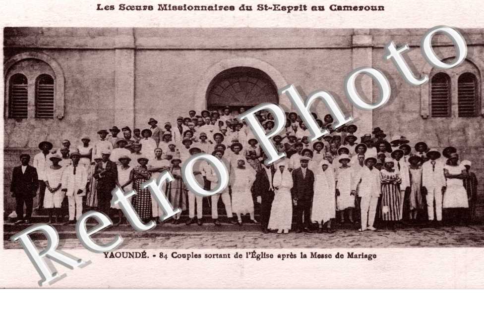 Couples sortant de l'Eglise