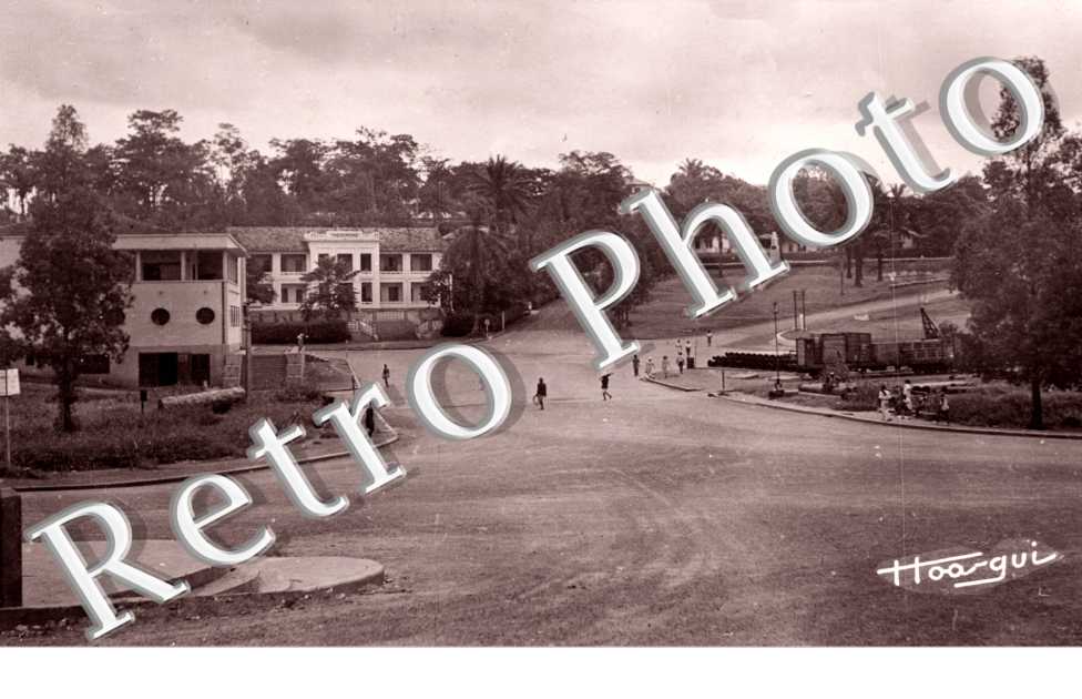 la Tresorerie et le monument aux morts -  annees 60
