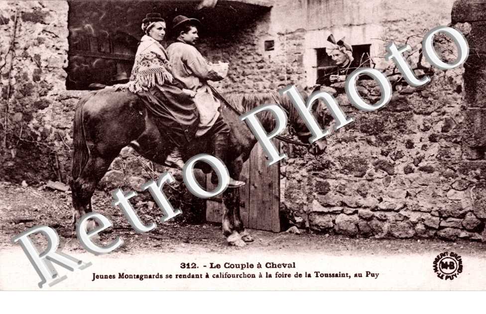 le Couple a cheval Jeunes montagnards se rendant a la foire de la Toussaint au Puy