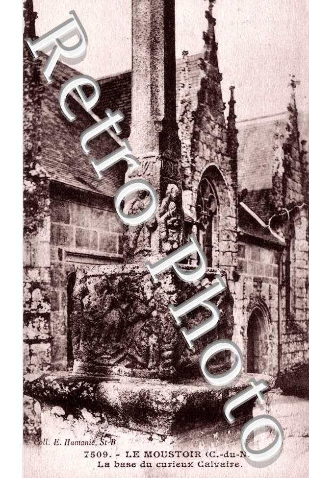 la base du curieux calvaire