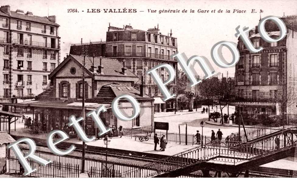 les VALLEES  vue generale de la gare et de la place