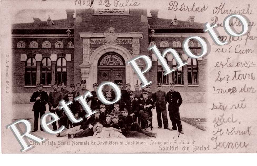 Elevi in fata Scolei Normale de Invatetori si Institutori Principele Ferdinand